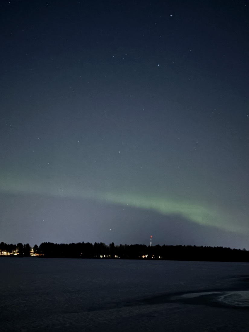 Aurora boreal sobre un lago helado en Laponia