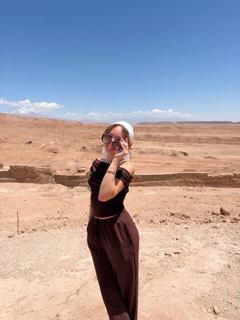 Judith sola en un mirador del desierto de Marruecos