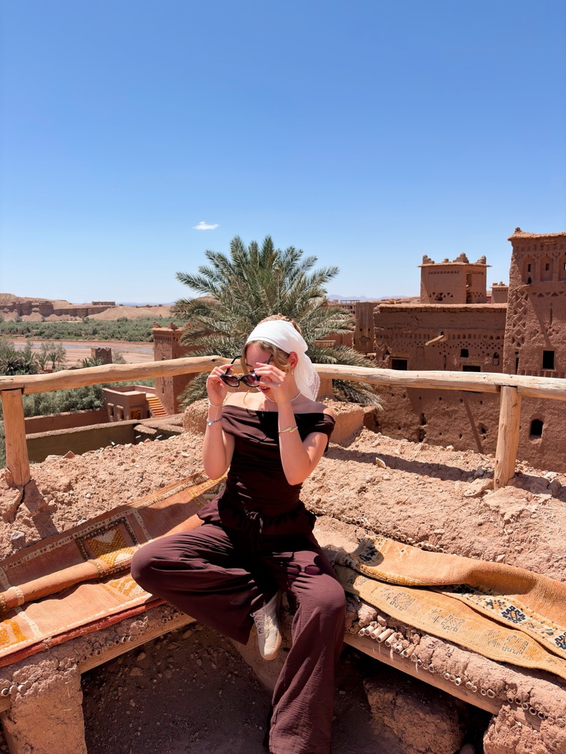 Judith haciendo una foto en una azotea de Marruecos