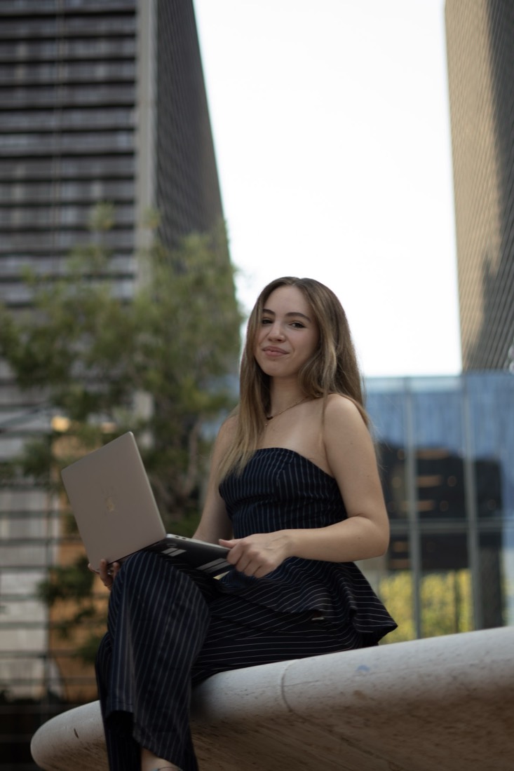 Judith con su portátil en la ciudad
