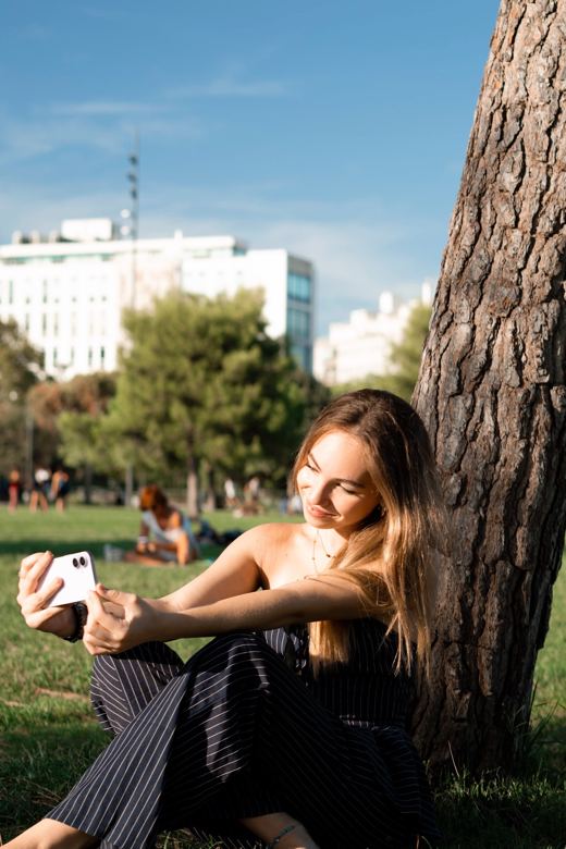 Judith grabándose en un parque