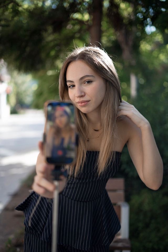 Judith grabando con el móvil en un trípode