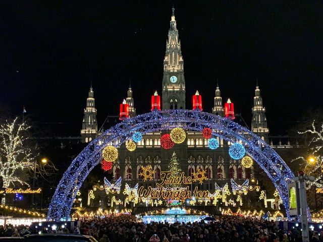Mercadillo navideño frente al Ayuntamiento de Viena